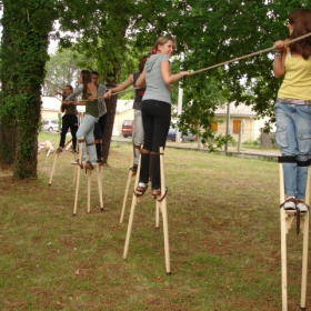 Atelier_d_initiation_aux_echasses_pour_jeune_public_6_a_12_ans