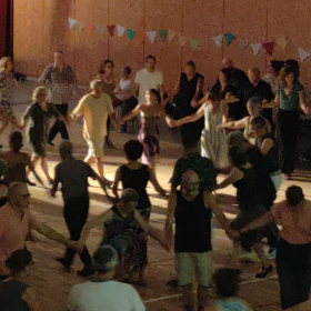 Bal_trad_sur_le_parquet_de_la_Bergere_a_la_Fete_des_Possibles